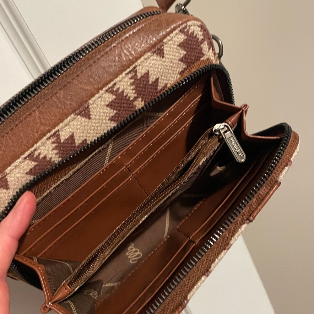 Wrangler Aztec crossbody purse - Picture 3 of 3